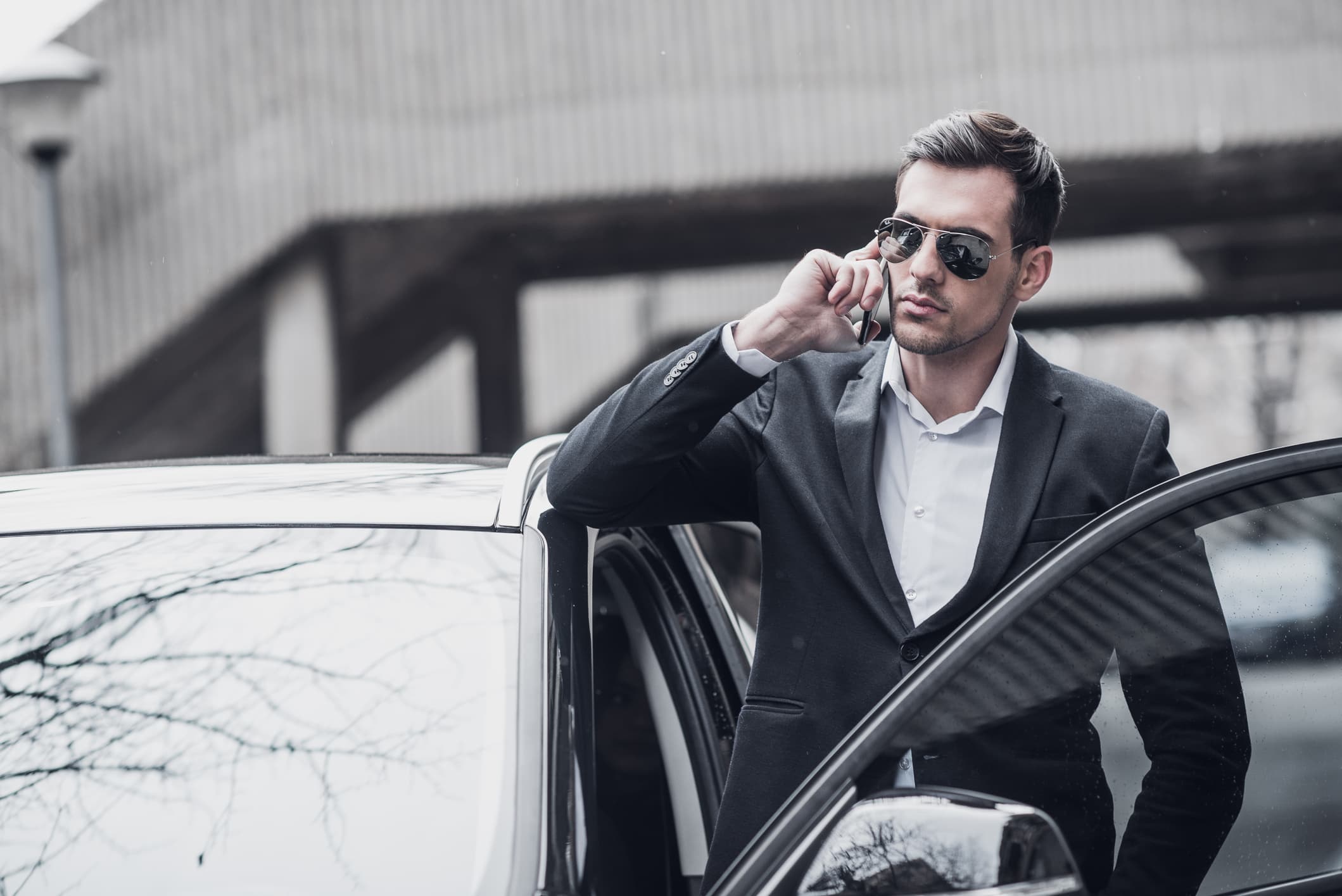 นักธุรกิจกับรถหรูระดับพรีเมียม - บริการฟิล์มรถยนต์คุณภาพสูง 999 Auto Place